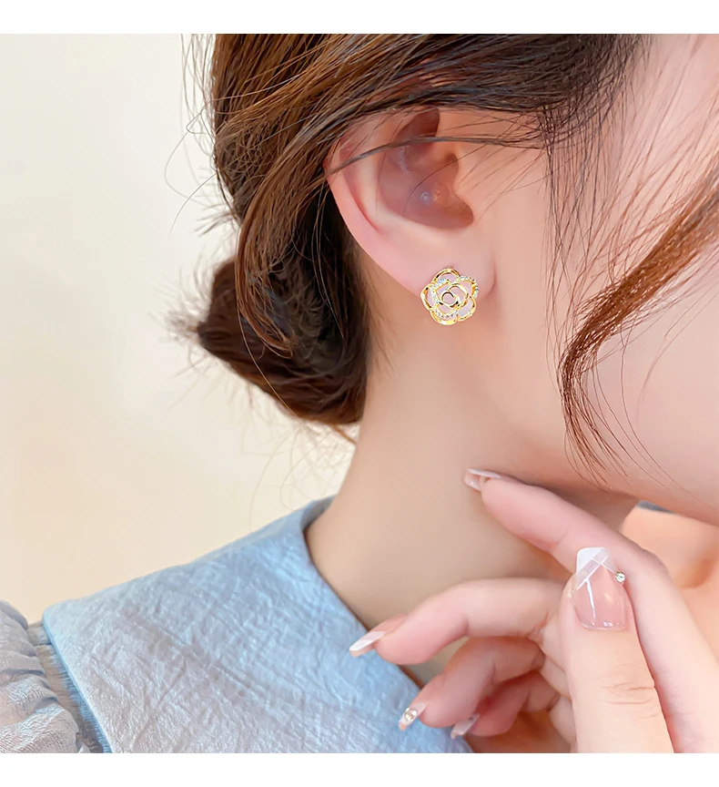 

Advanced sense of rose earrings female 2023 new explosive light luxury niche design sense earrings matching temperament earrings