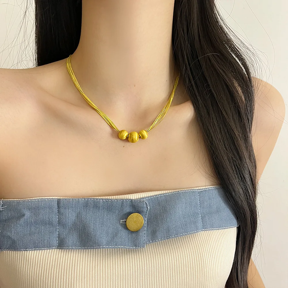 Многослойное ожерелье с металлическими матовыми круглыми бусинами женское