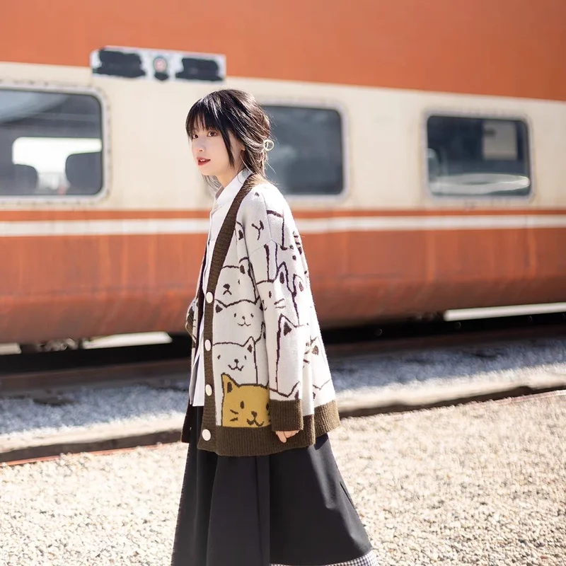 Кардиганы женские трикотажные однобортные с V-образным вырезом мультяшным