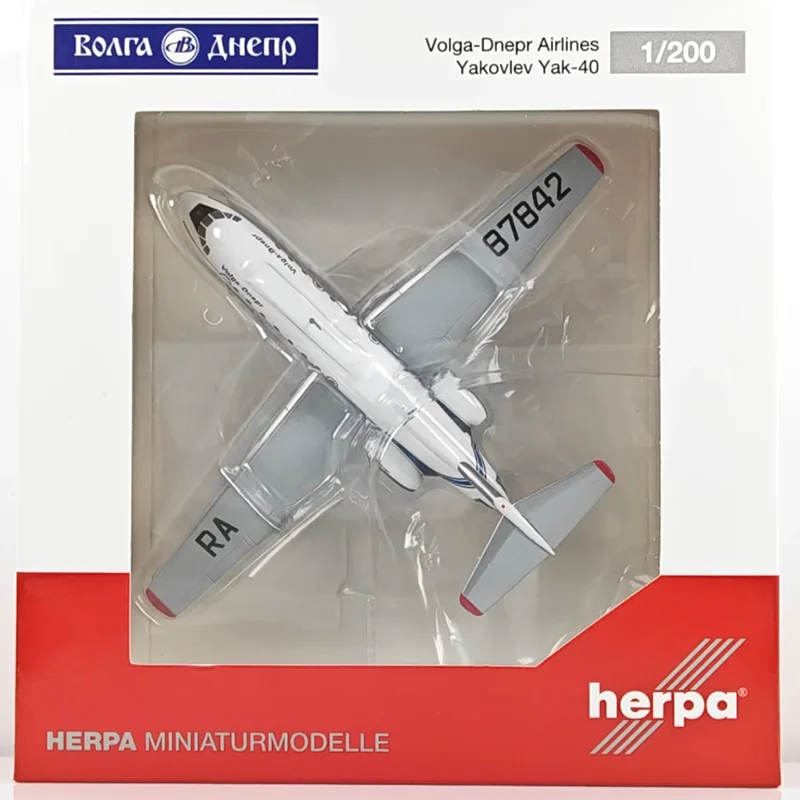 Фото Коллекционная декоративная модель самолета Як-40 (Волга-Днепр) Herpa в масштабе 1:200 из литого сплава №2