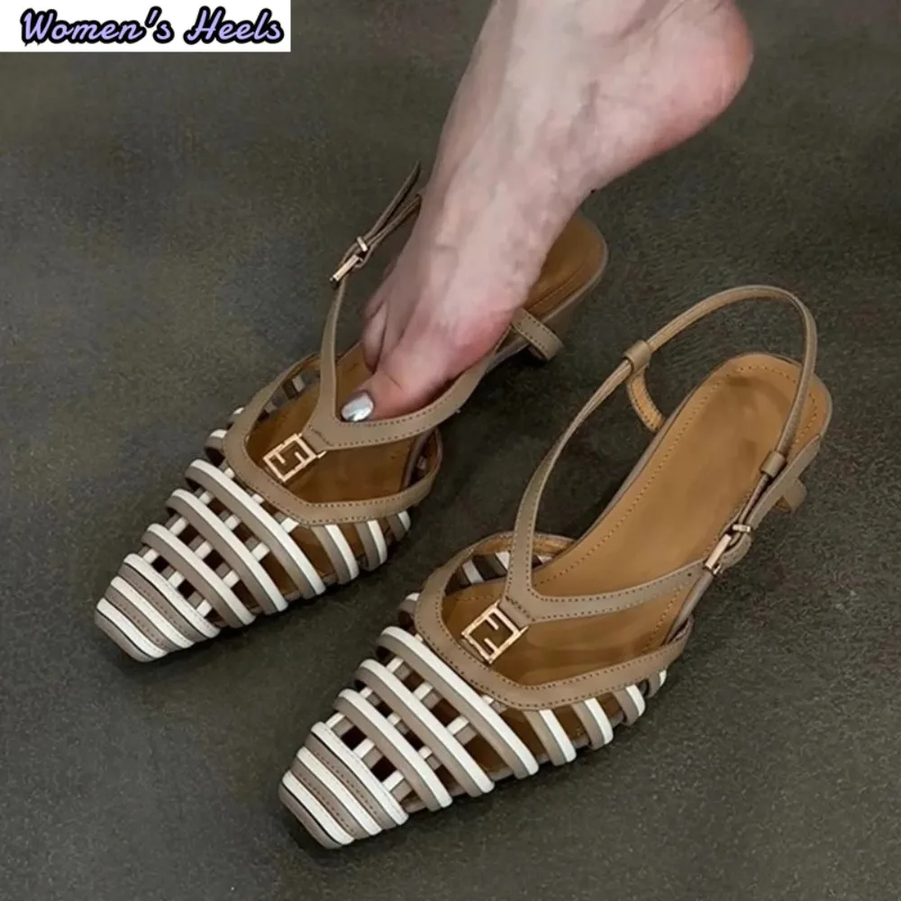 Фото Женские туфли-мюли Hlieny Fashion с металлической пряжкой, летние босоножки с квадратным носком, на низком тонком каблуке, коричневые. №2