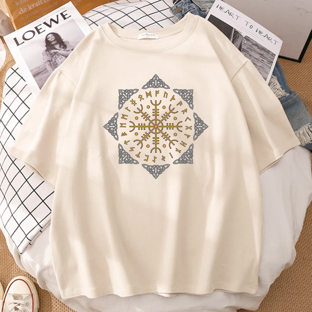 

Футболка мужская круглая с принтом цепей и замком