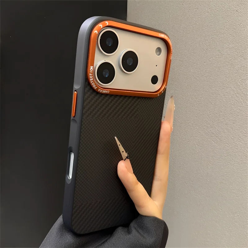 Фото Магнитные матовые чехлы с текстурой карбона для iPhone 17, 16, 15 Pro Max с магнитной зарядкой, роскошные защитные чехлы для телефона с защитой камеры №2