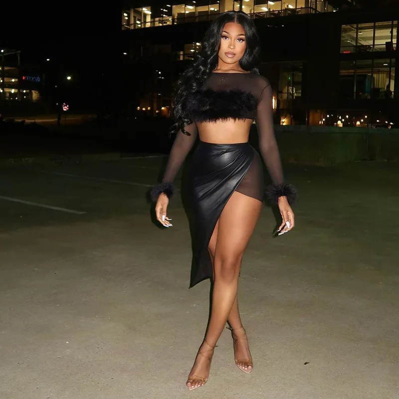 

Женский укороченный топ с перьями и юбка из искусственной кожи