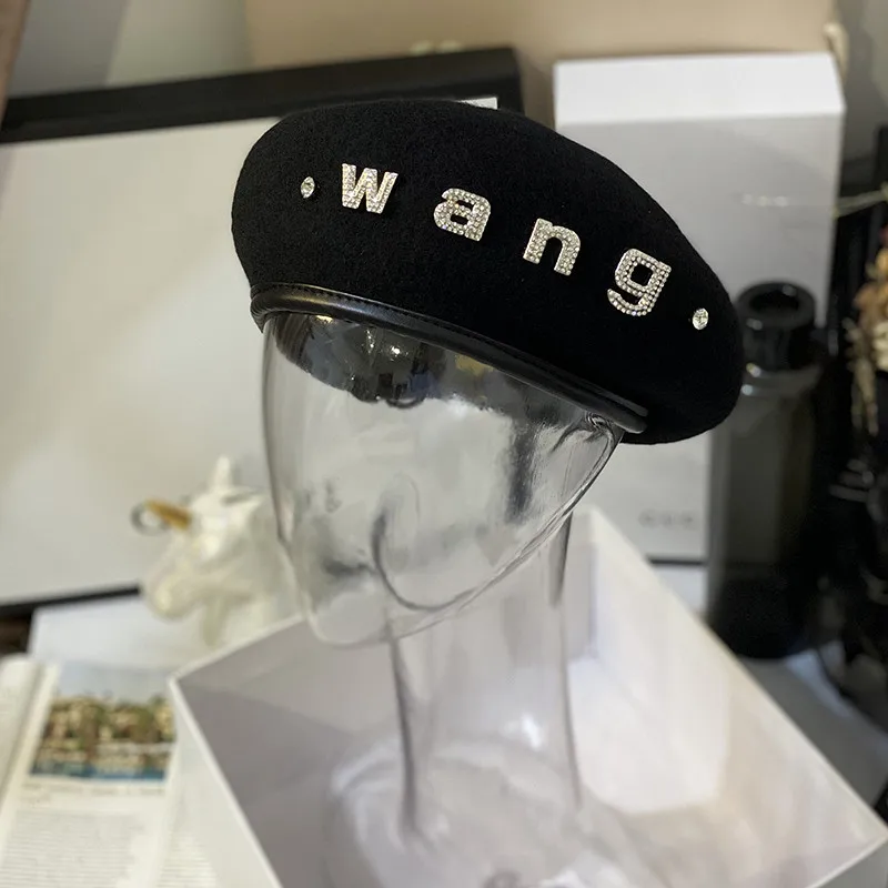 

Брендовые облегающие шапки, женские зимние роскошные черные шапки Стразы с надписью, мягкая теплая женская шапка шерстяной берет для женщи...