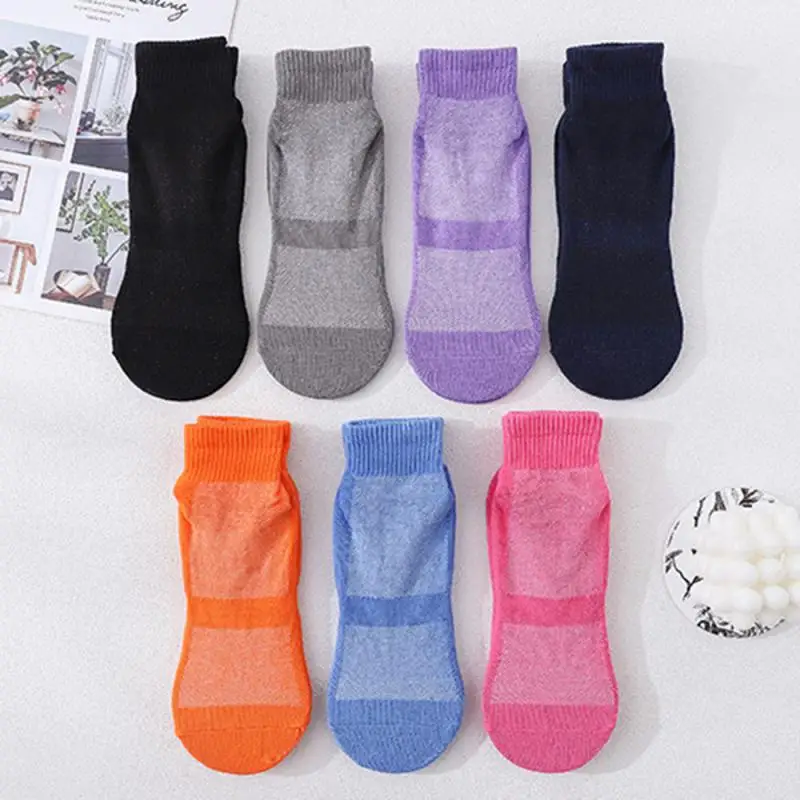 

Fashion Short Silicone Dots Anti Slip Cotton Trampoline Socks Soccer Football Sports Socks Non-slip Floor Socks