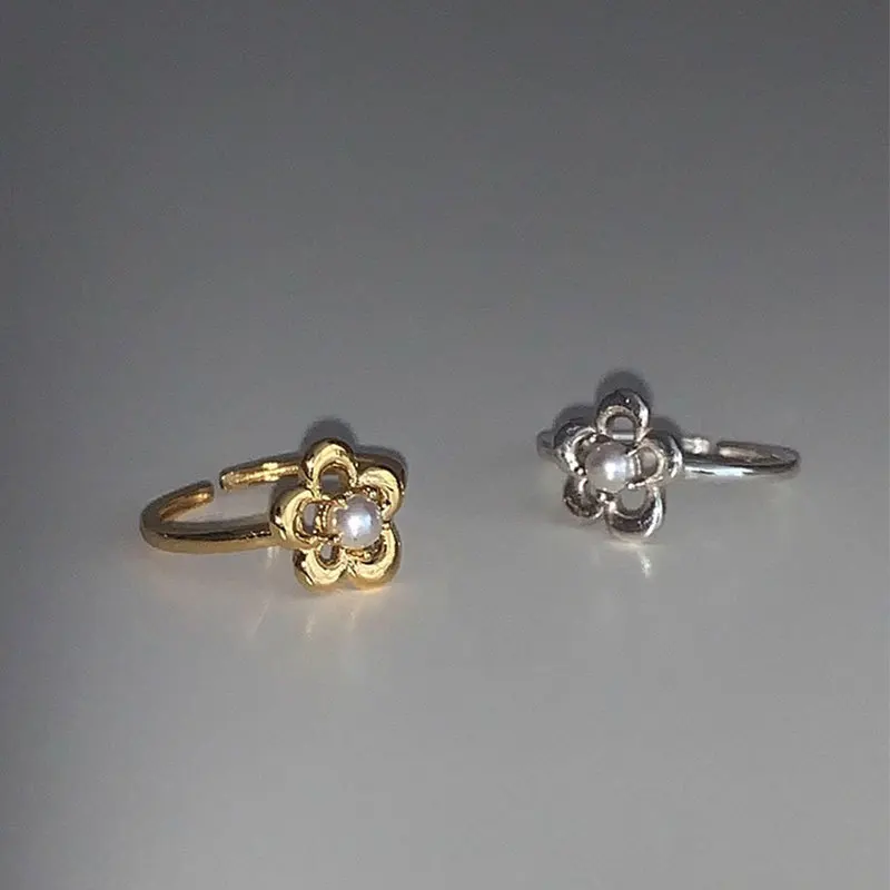 Женское кольцо с искусственным жемчугом серебристое регулируемое цветком