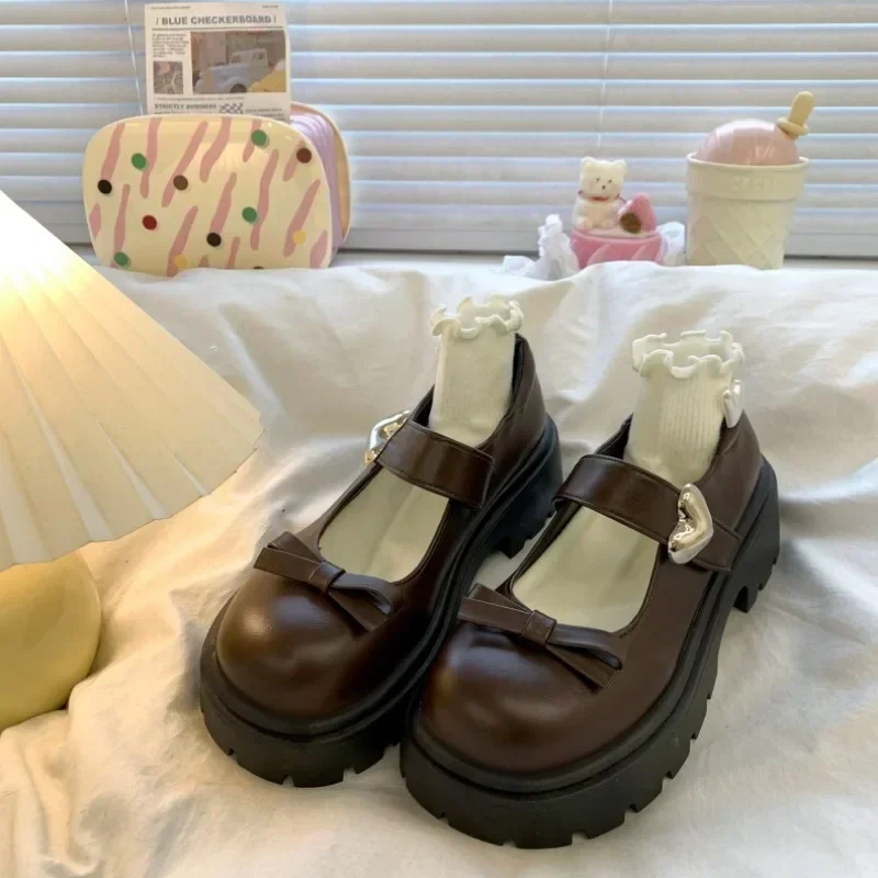 Женской обуви. Женские туфли Mary Janes на высоком каблуке и платформе. Повседневные