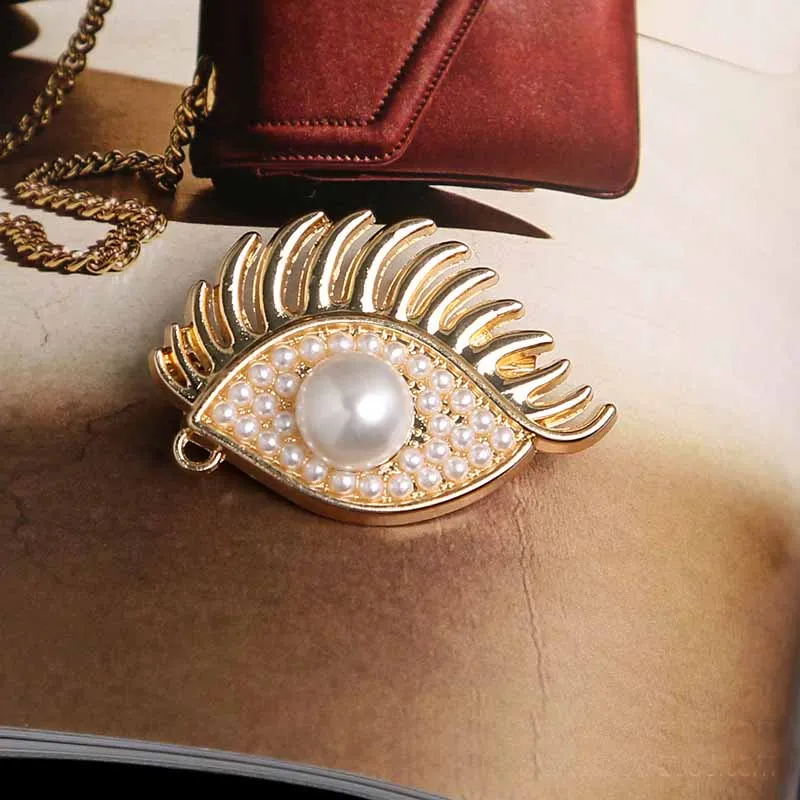 Женская брошь в стиле ретро с жемчугом