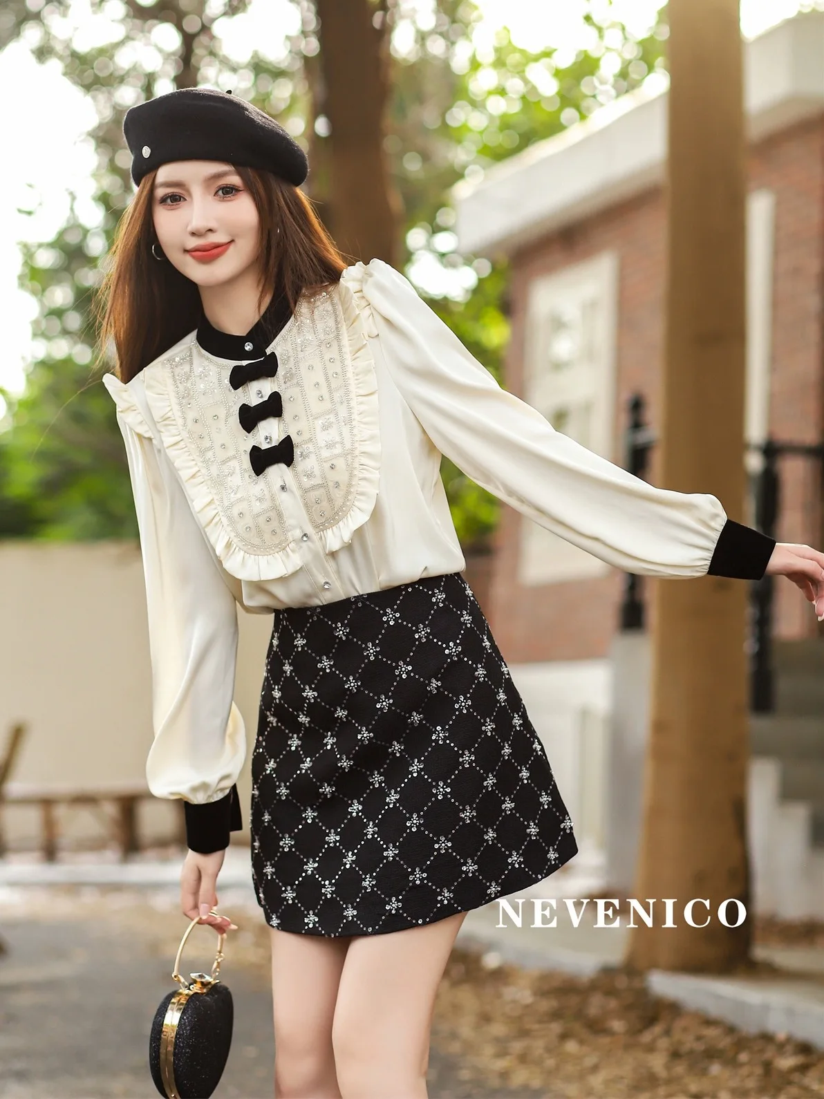 Блузка женская во французском стиле с воротником-стойкой и бантом