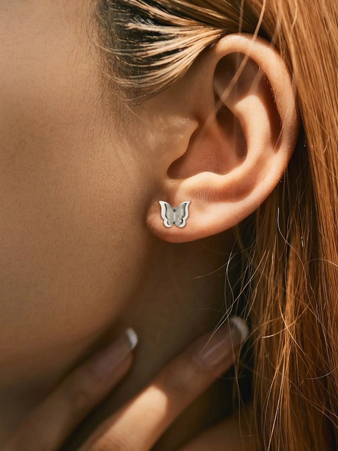 1 пара серебряных изысканных двухслойных матовых серег-гвоздиков с бабочками для