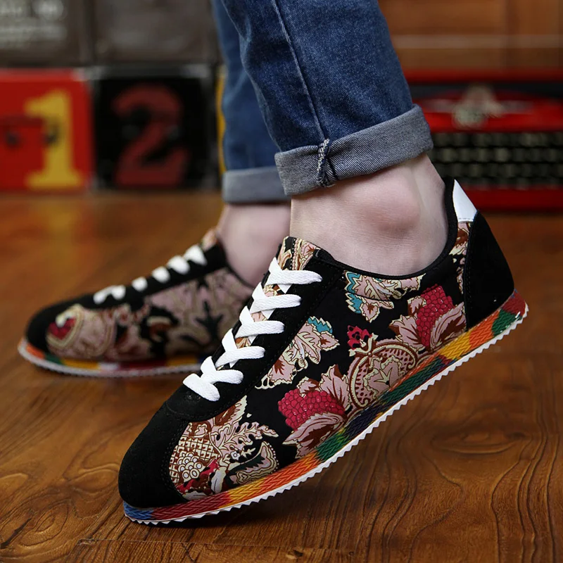 Retro Fashion Flowers Print Running Shoes Men Comfort Suede Embroidery Designer Sneakers Men Light Sports Shoes Chaussures Homme