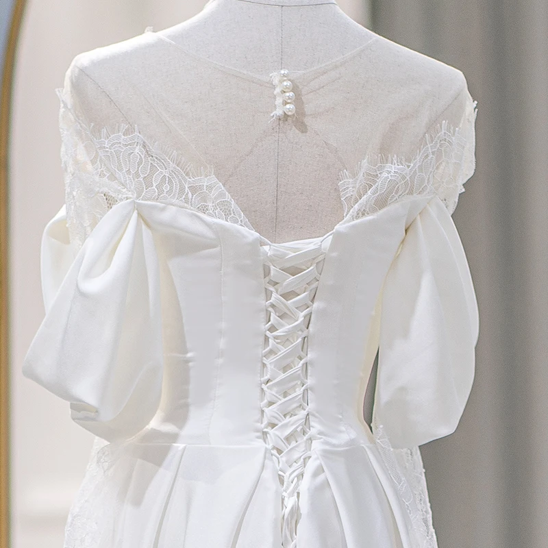 Женское атласное платье с круглым вырезом и шлейфом