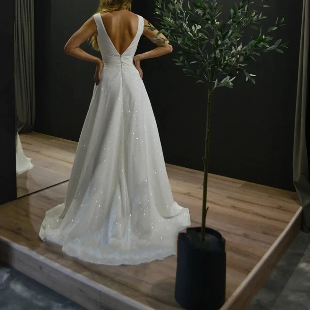 Классическое длинное блестящее свадебное платье из фатина с V-образным вырезом