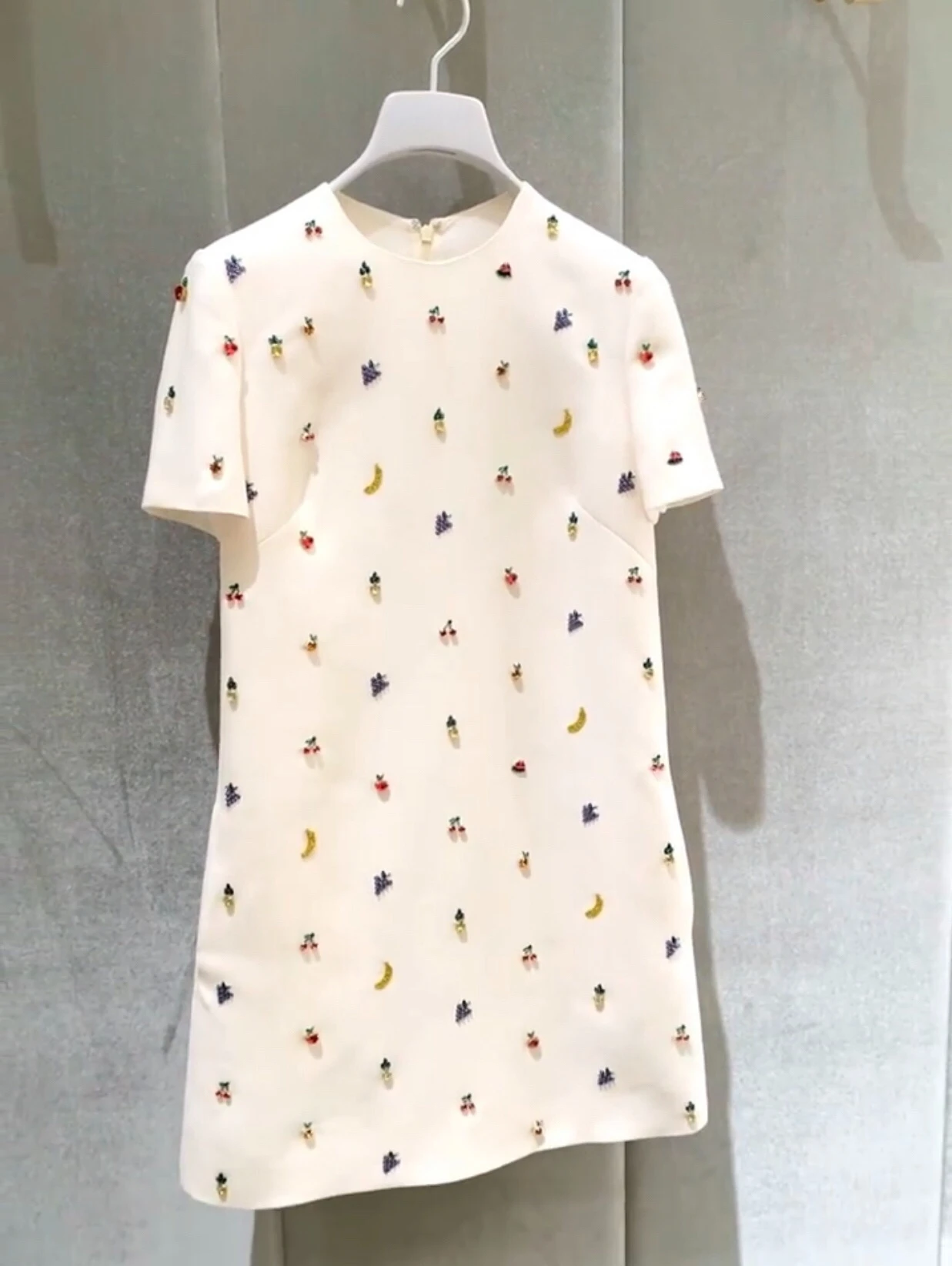 

2022 Spring Top Quality Women Fashion Silk Wool White Crinkle Fruit Shape Diamonds Decoration Straight Dress with Zipper