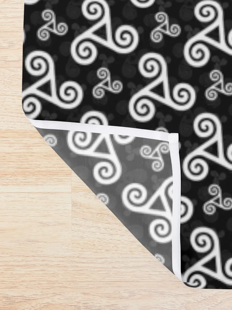 Полиэстерная душевая занавеска с белыми трискелями на черном фоне