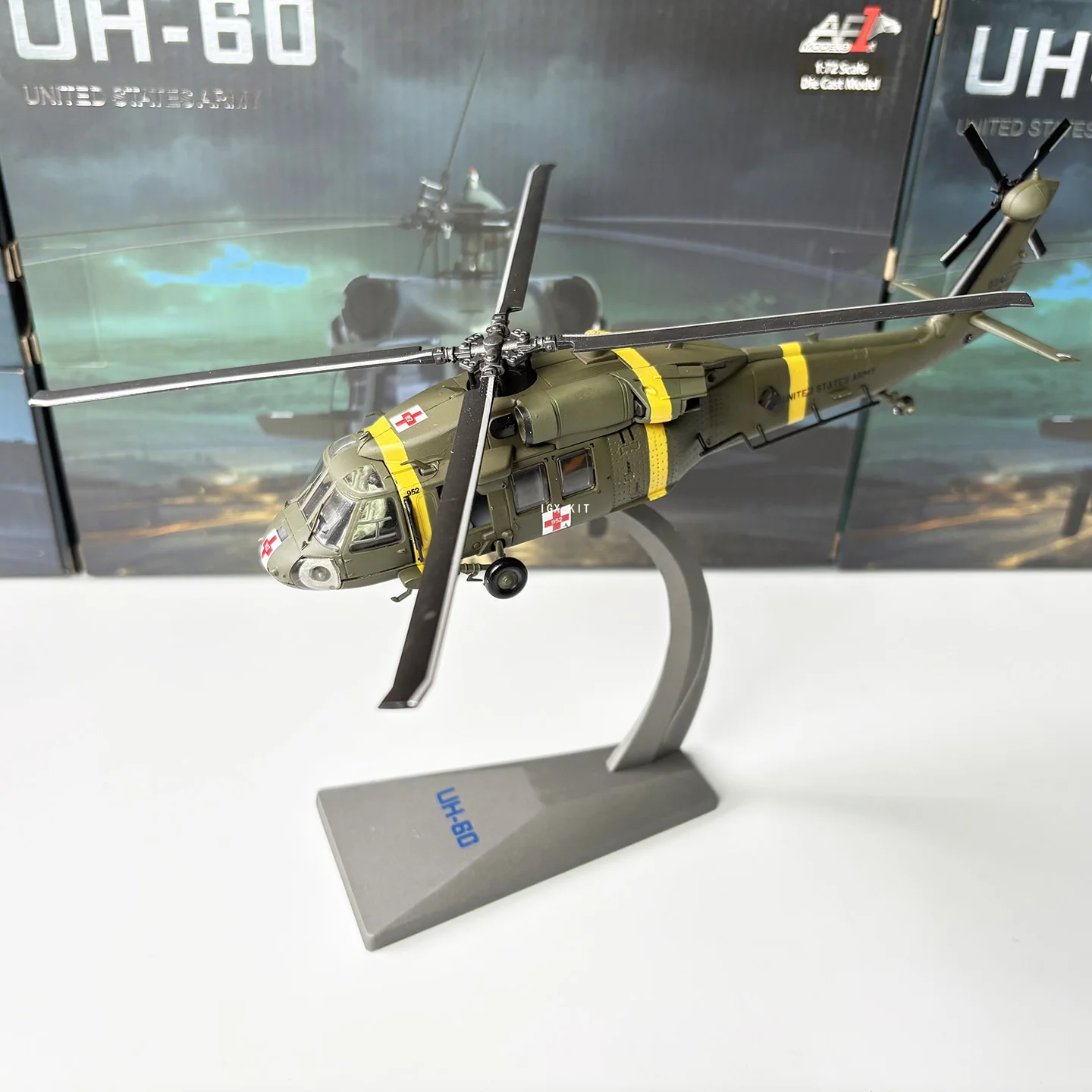 Фото Масштабная модель вертолета UH-60 Black Hawk США 1/72, готовая коллекционная модель военного самолета, игрушка-украшение №1