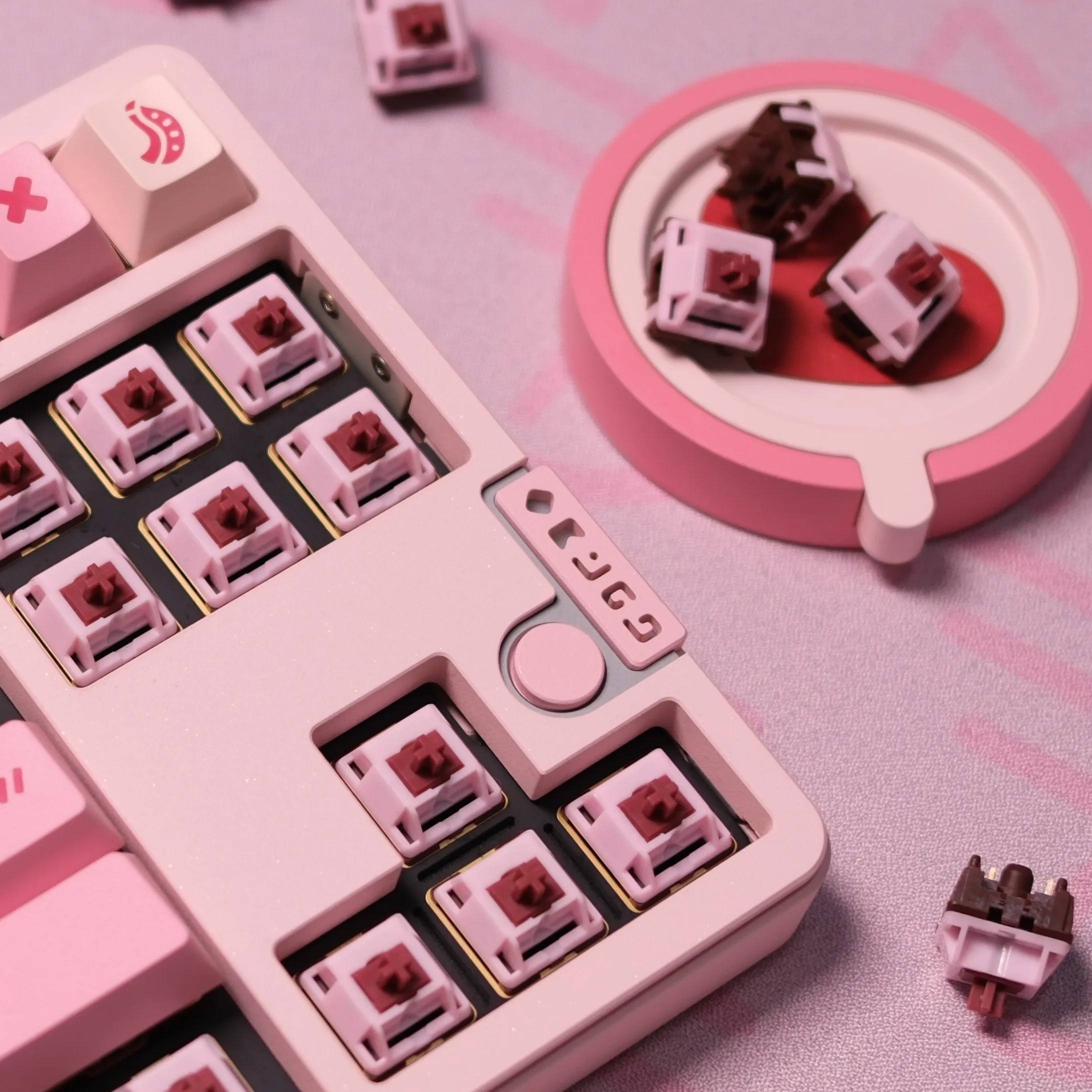 Фото Механические переключатели Bad Sweetheart Switch Linear, предварительно смазанные, 5-контактные, HotSwap, с ножкой T5, HMX, для механических клавиатур. №1