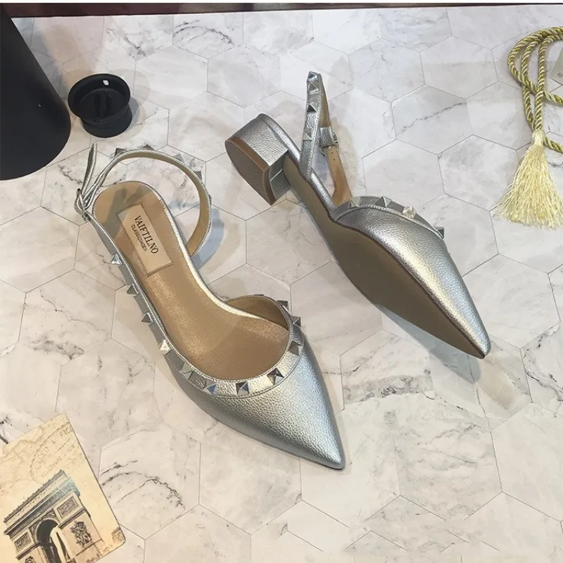 2023 Luxury Pointed Flat Bottom Riveted Sandals Summer Shallow Mouth Fashion Women's Square Heel Pumps Foothold Free of Shipping