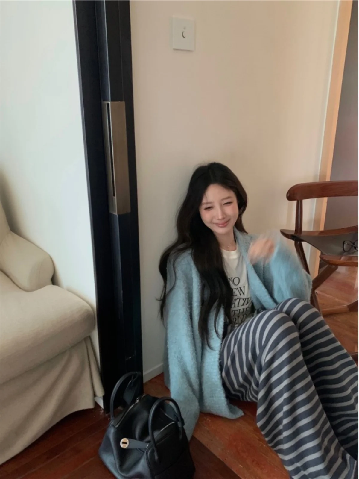 Мягкий клейкий синий повседневный модный свитер верхняя одежда женская зима 2024