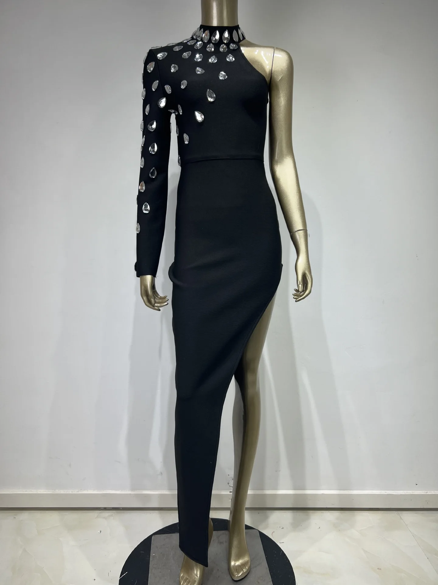 Женское платье с одним открытым плечом черное Бандажное длинным рукавом и