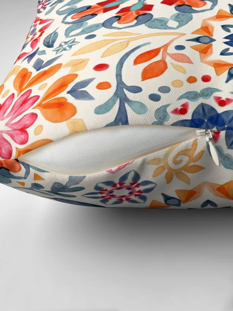 Акварельная декоративная подушка-калейдоскоп с цветочным рисунком