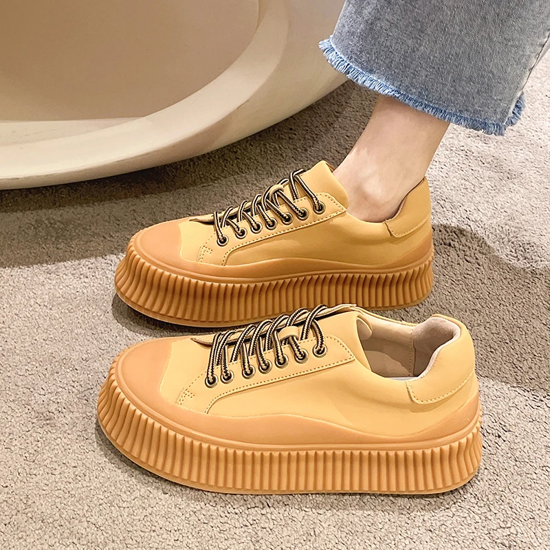 

Женские кроссовки с круглым носком, на платформе и шнуровке