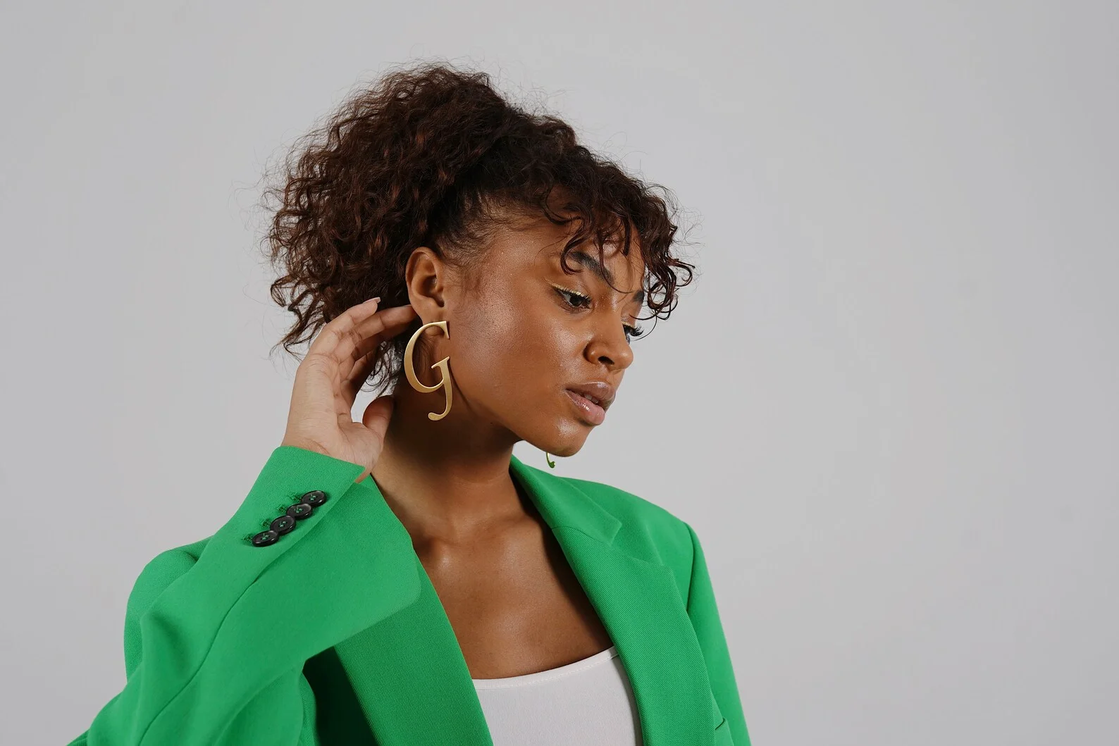 Большие серьги-гвоздики из нержавеющей стали с буквами золотого цвета