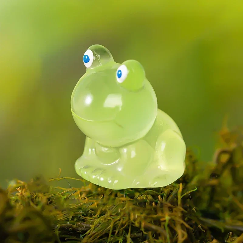 

Миниатюрные светящиеся лягушки из смолы