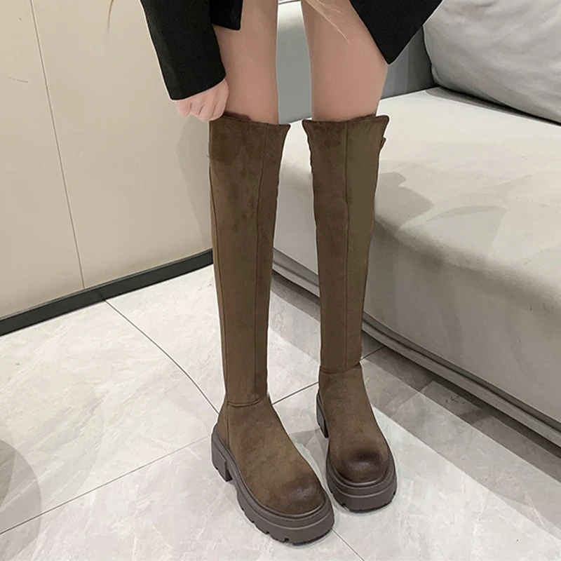 

Женские брендовые Замшевые Сапоги выше колена на платформе, зимние ботинки челси на среднем каблуке, модная Новая Дизайнерская Женская обувь в готическом стиле, 2024