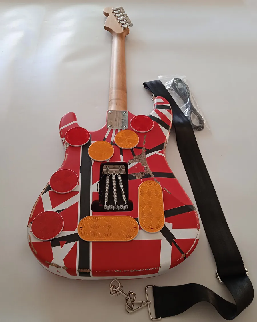Жареная электрическая гитара из клена/красный корпус/украшенная черно-белыми
