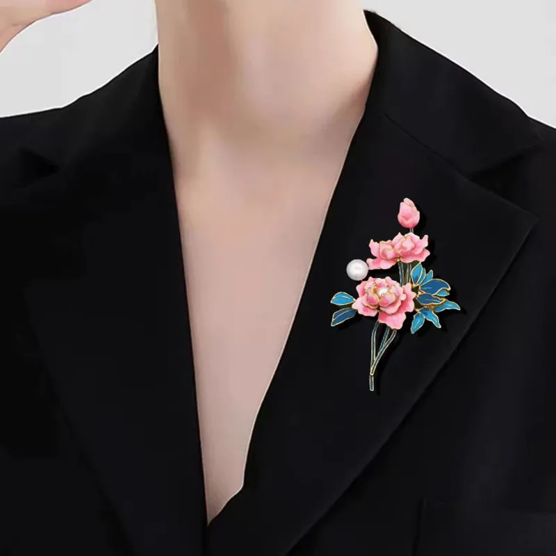 Брошь в виде цветка пиона с белым жемчугом и синими эмалью