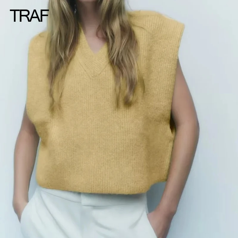 

Жилет женский трикотажный желтый, без рукавов, на осень