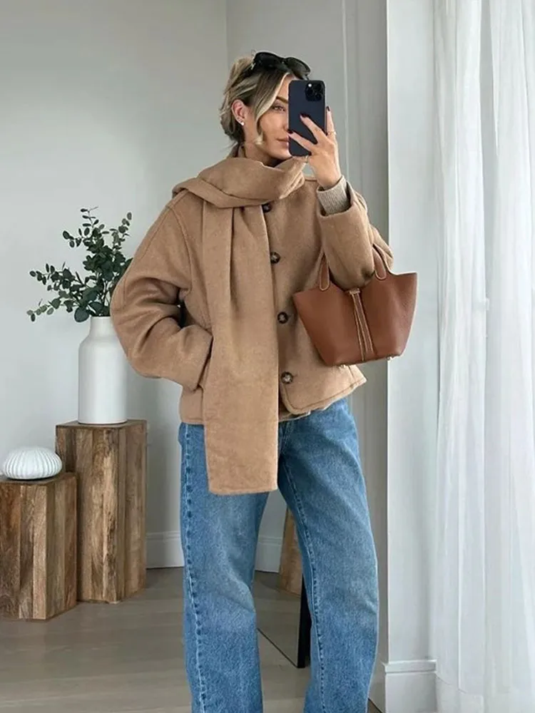 Шикарная женская короткая шерстяная куртка цвета хаки с шарфом и воротником