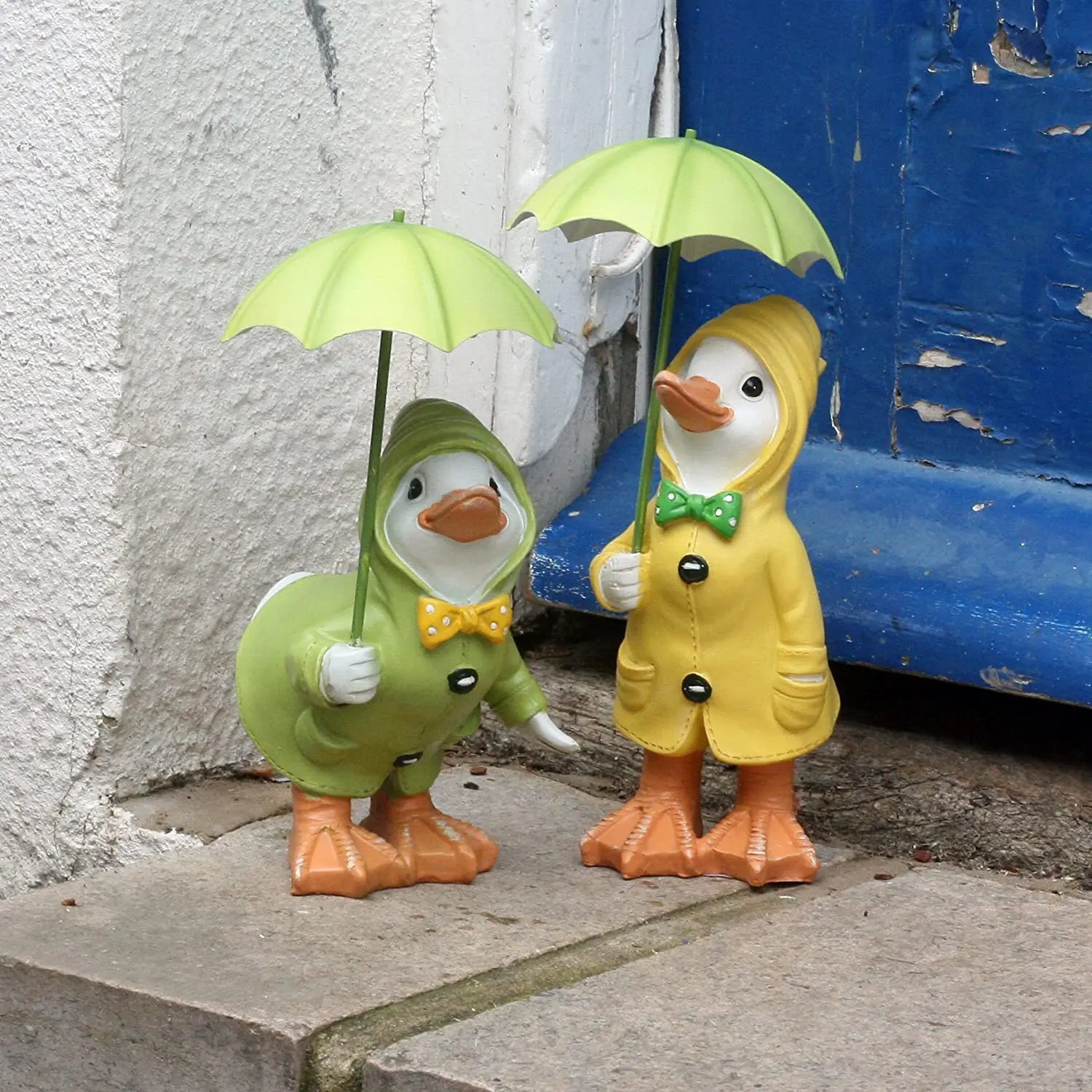 

Cute Duck Miniature Figurine Resin Holding Umbrella Wearing Raincoat Ducklings Ornaments for Garden Decoration Home Desktop Decr