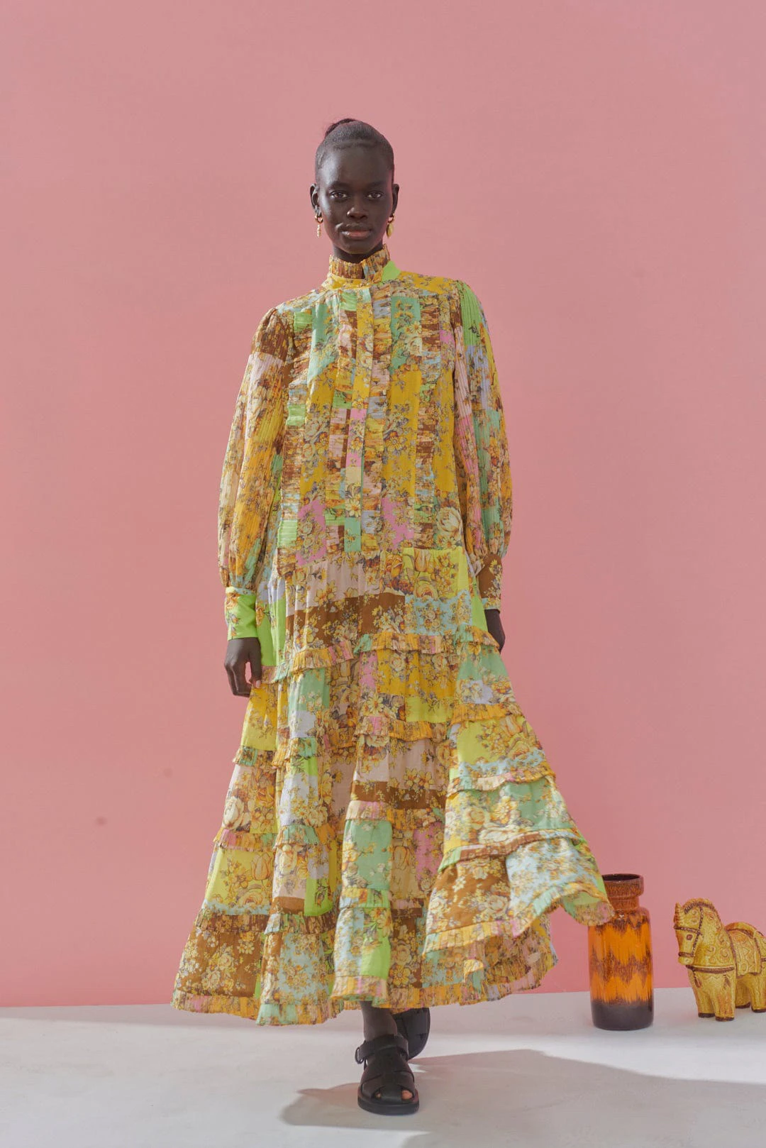 

Женское многослойное платье макси с воротником-стойкой и длинным рукавом