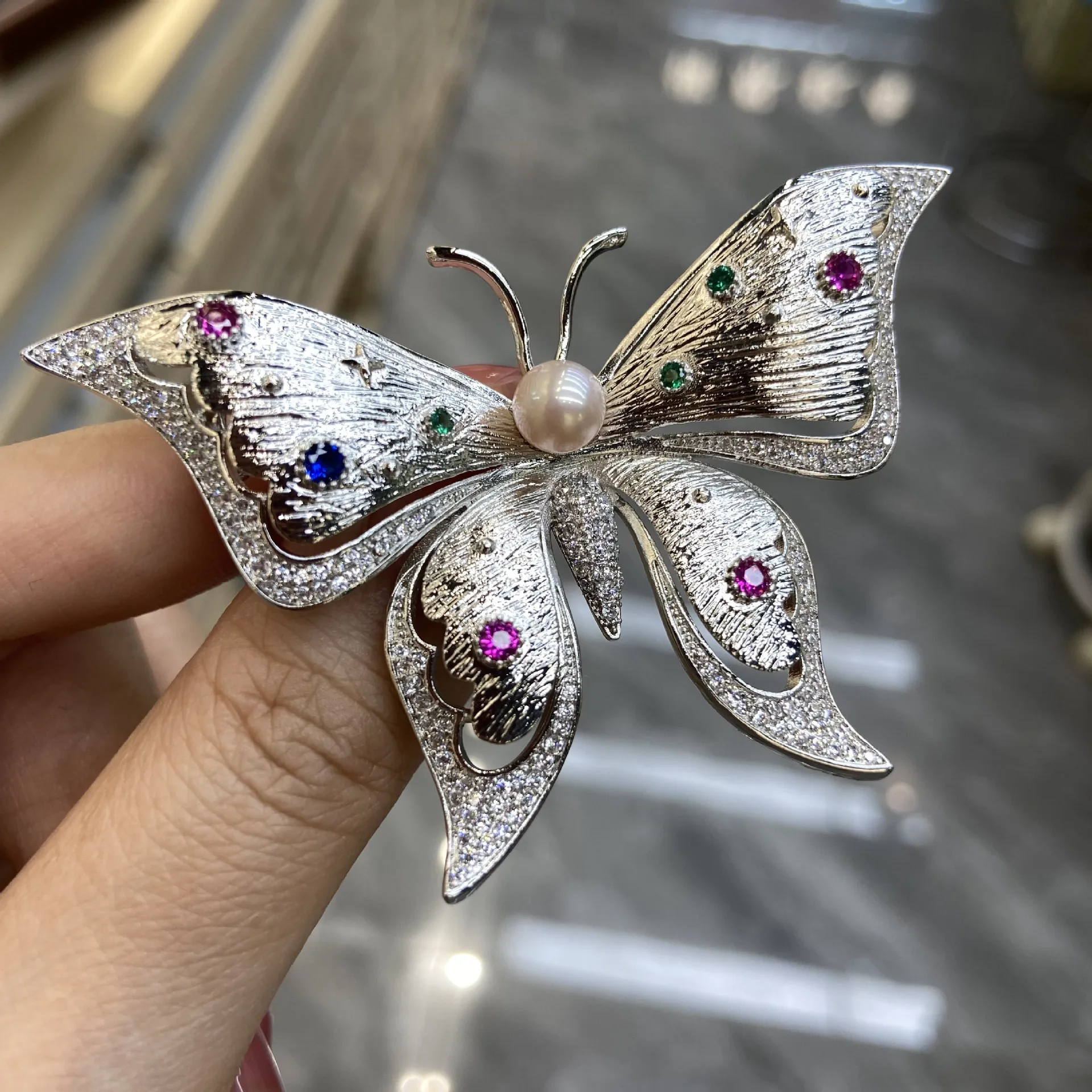 Новинка 2024 посеребренная цирконом брошь с матовым жемчугом-бабочкой украшенная