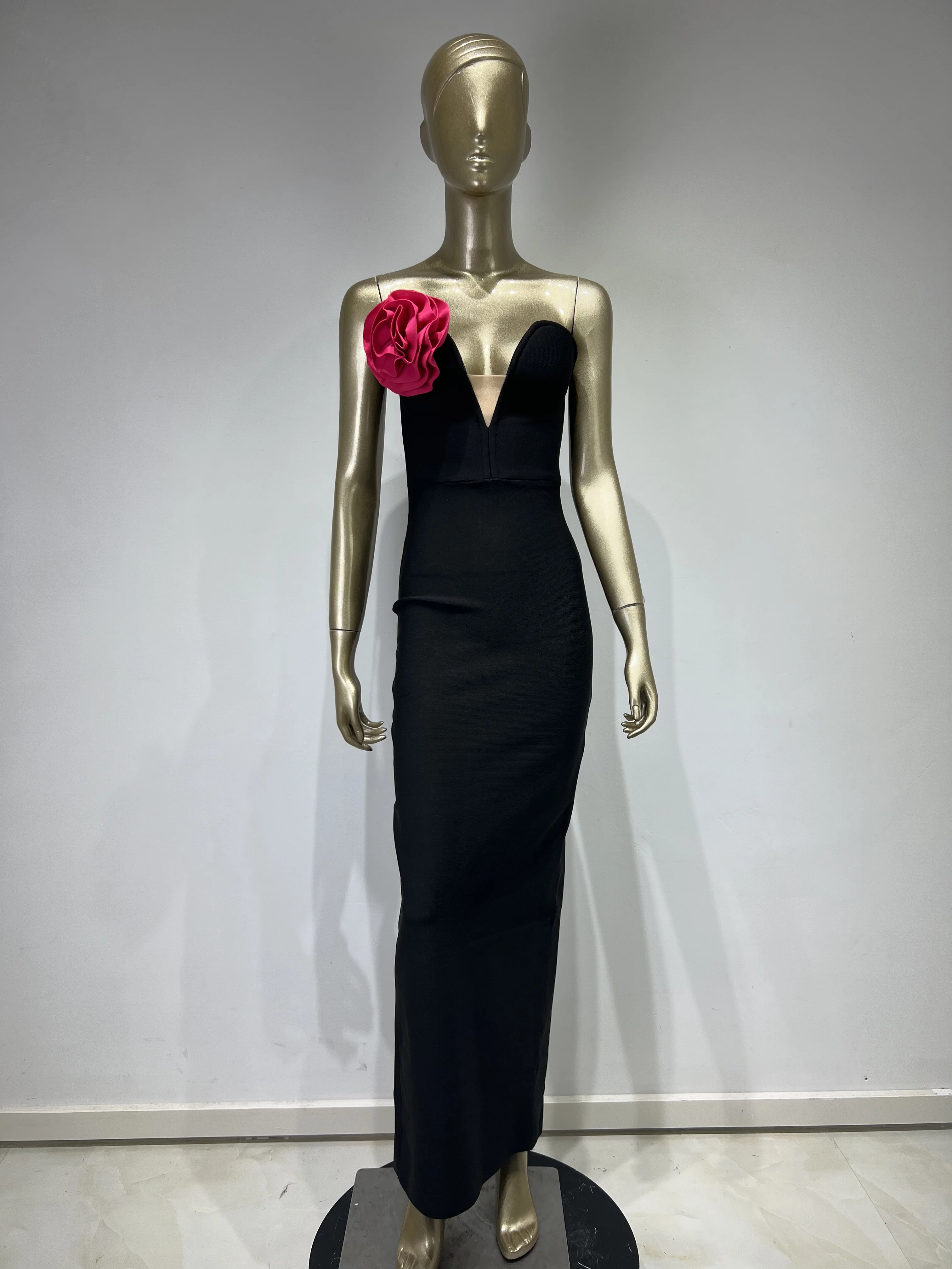 Женское длинное платье без бретелек черное с розовой аппликацией и V-образным