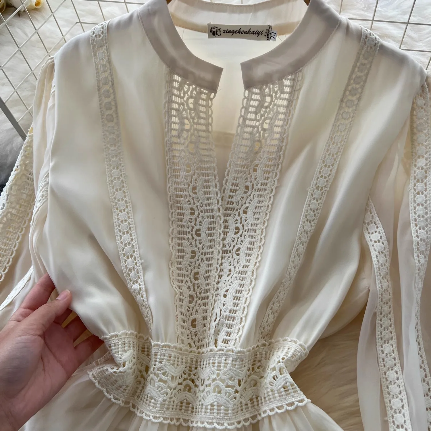 Женское кружевное платье с V-образным вырезом и рукавами-фонариками