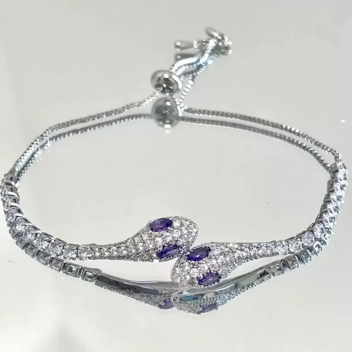 Женский браслет с черными кристаллами и змеиным цирконием