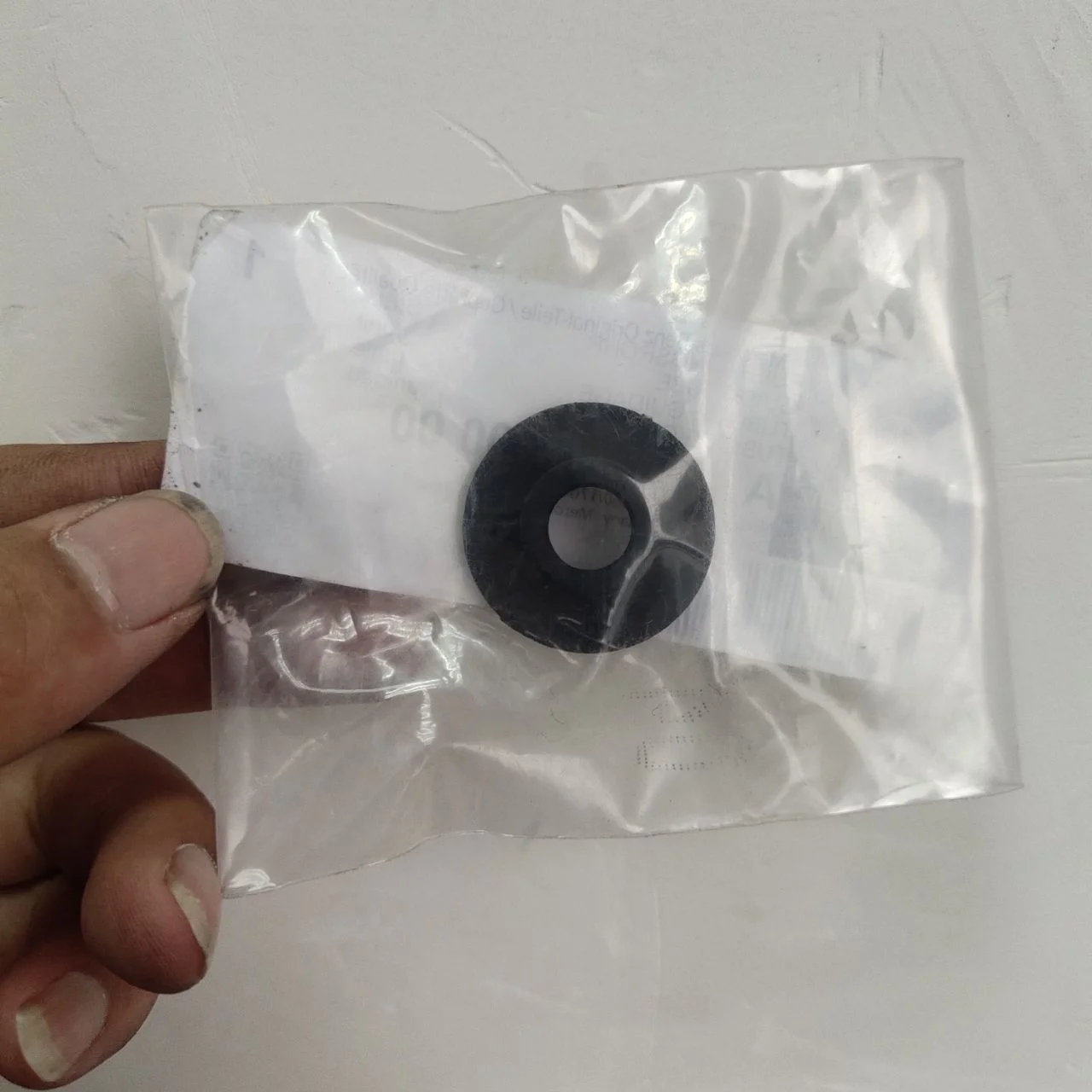 

Working fluid storage tank Slotted cam head screws Me rc ed es C 18 0 D Conduit between container and body Combination nut