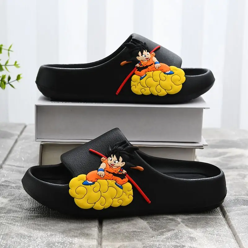 Фото Тапочки Dragon Ball, милые и модные, с мультяшным дизайном, креативные, для дома, с мягкой подошвой, нескользящие, сандалии для мальчиков, подарок на день рождения для друзей. №5