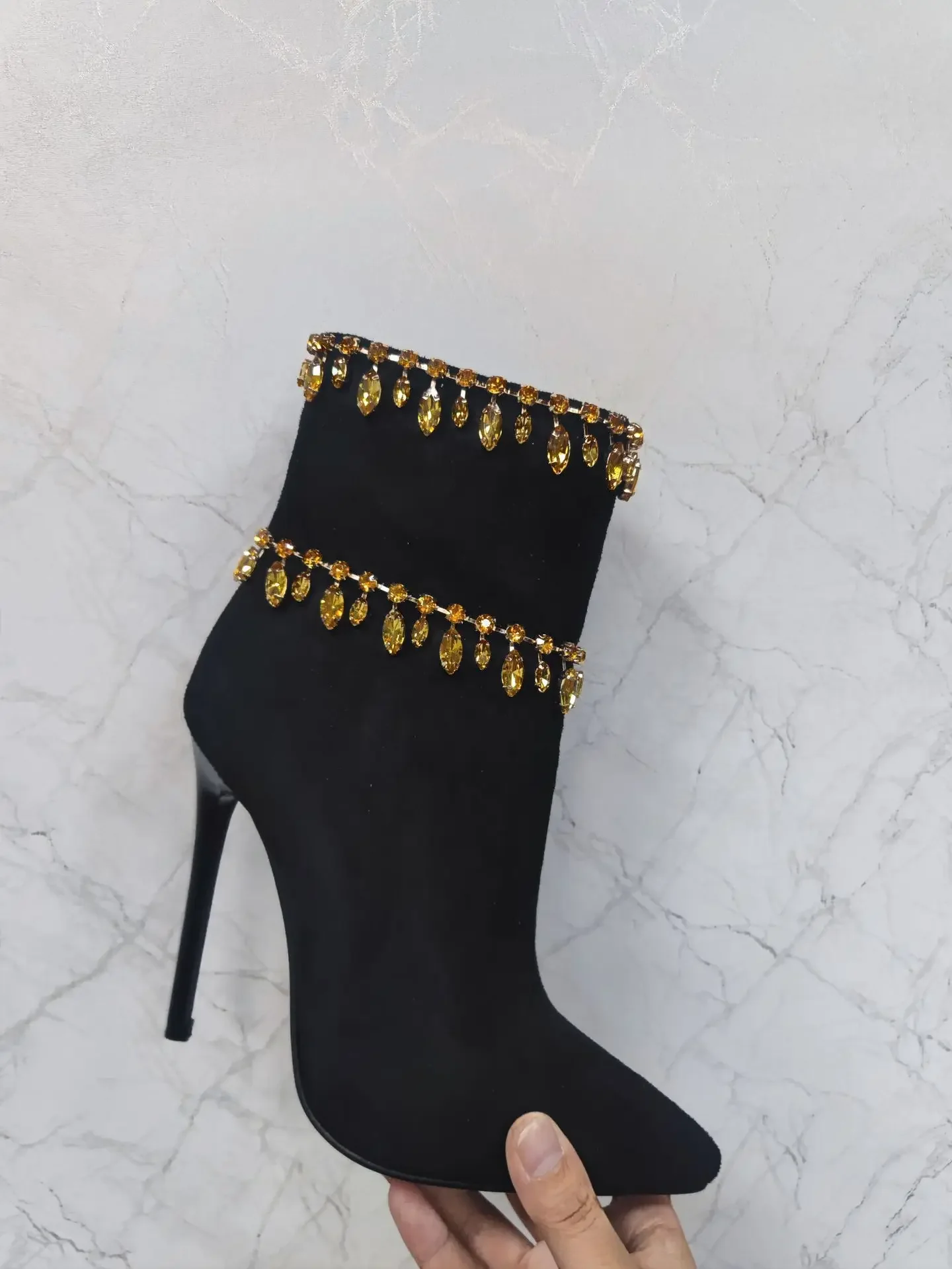 Ботинки на шпильке с острым носком украшенные стразами и бисером ботинки высоком