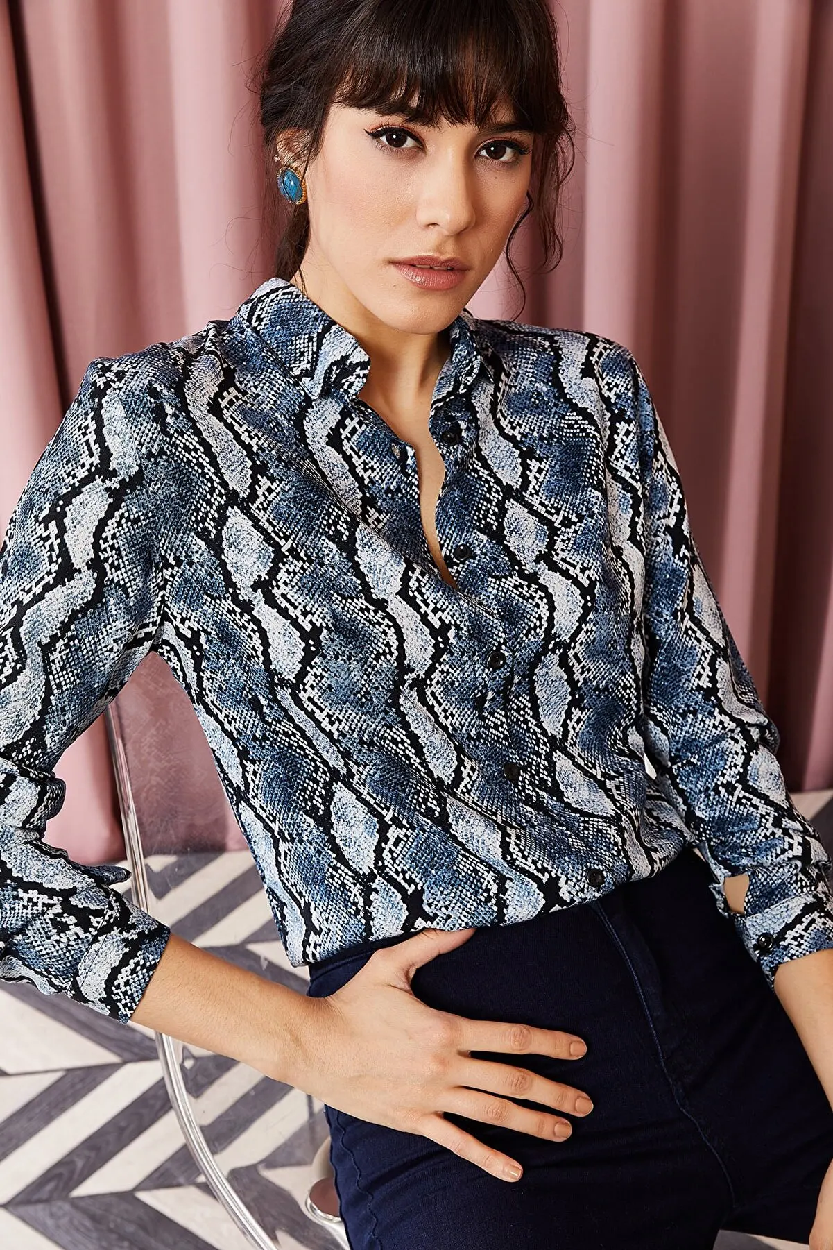 

Женская блузка из ткани со змеиным принтом, 541