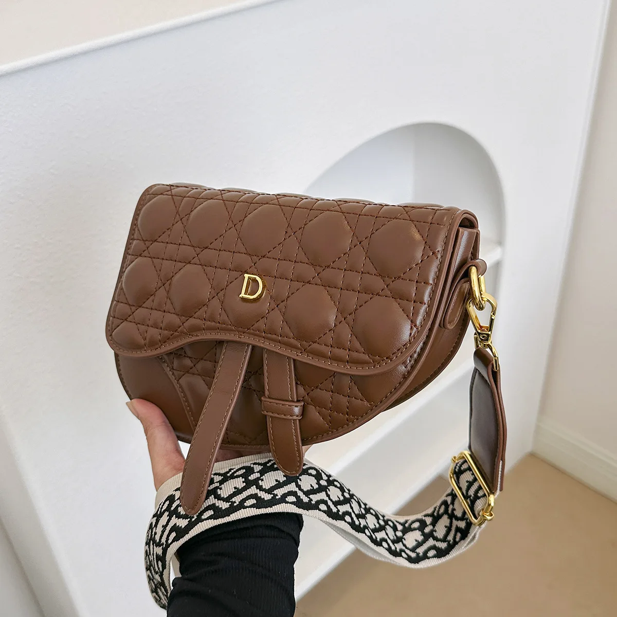 

Baobao Women's 2023 New Fashionable and Fashionable Crossbody Bag Small Fragrant Underarm Shoulder Bag Light Luxury Saddle Bag