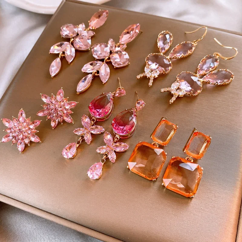 Женские серьги-подвески в виде розовых цветов