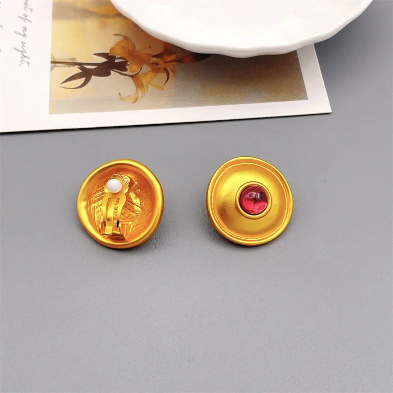 

Europe And America Hepburn Style Irregular Round Shape Red Resin Ear Clip For Women Delicate Earrings Plating 18k Gold Jewelry