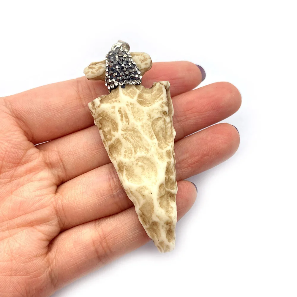 Винтажный кулон в виде коровьей кости из смолы 30x73 мм инкрустированный шармами