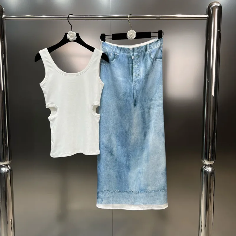 

Женский джинсовый костюм BORVEMAYS, комплект из двух предметов: Топ без рукавов с вырезами и Юбка До Колена в стиле пэчворк, на лето