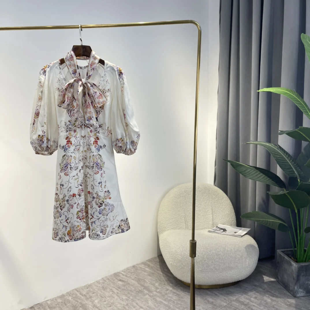 

Женское льняное мини-платье с цветочным принтом, V-образным вырезом и рукавом-фонариком